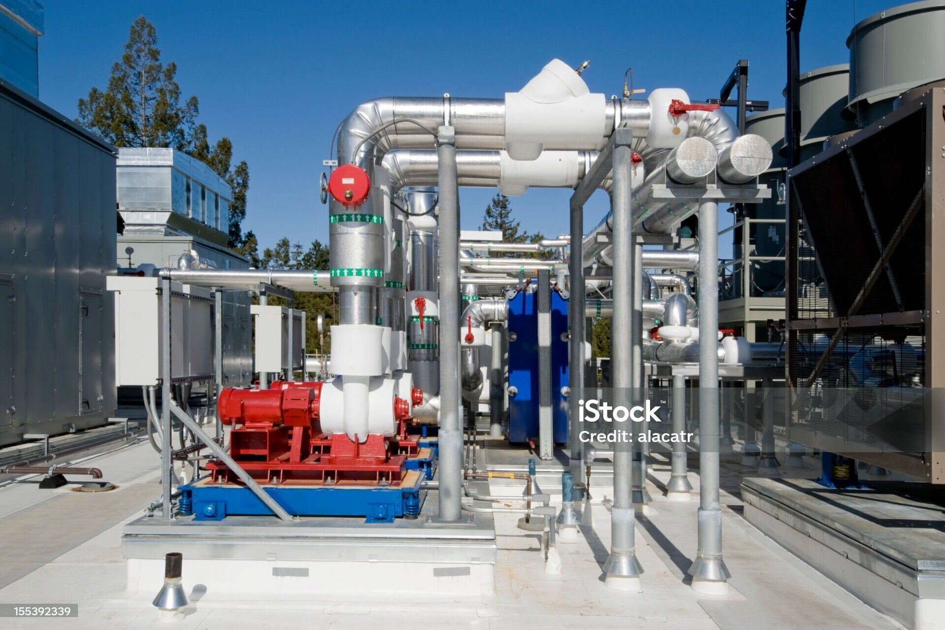 Skid-mounted fire pump assembly with rooftop pipework